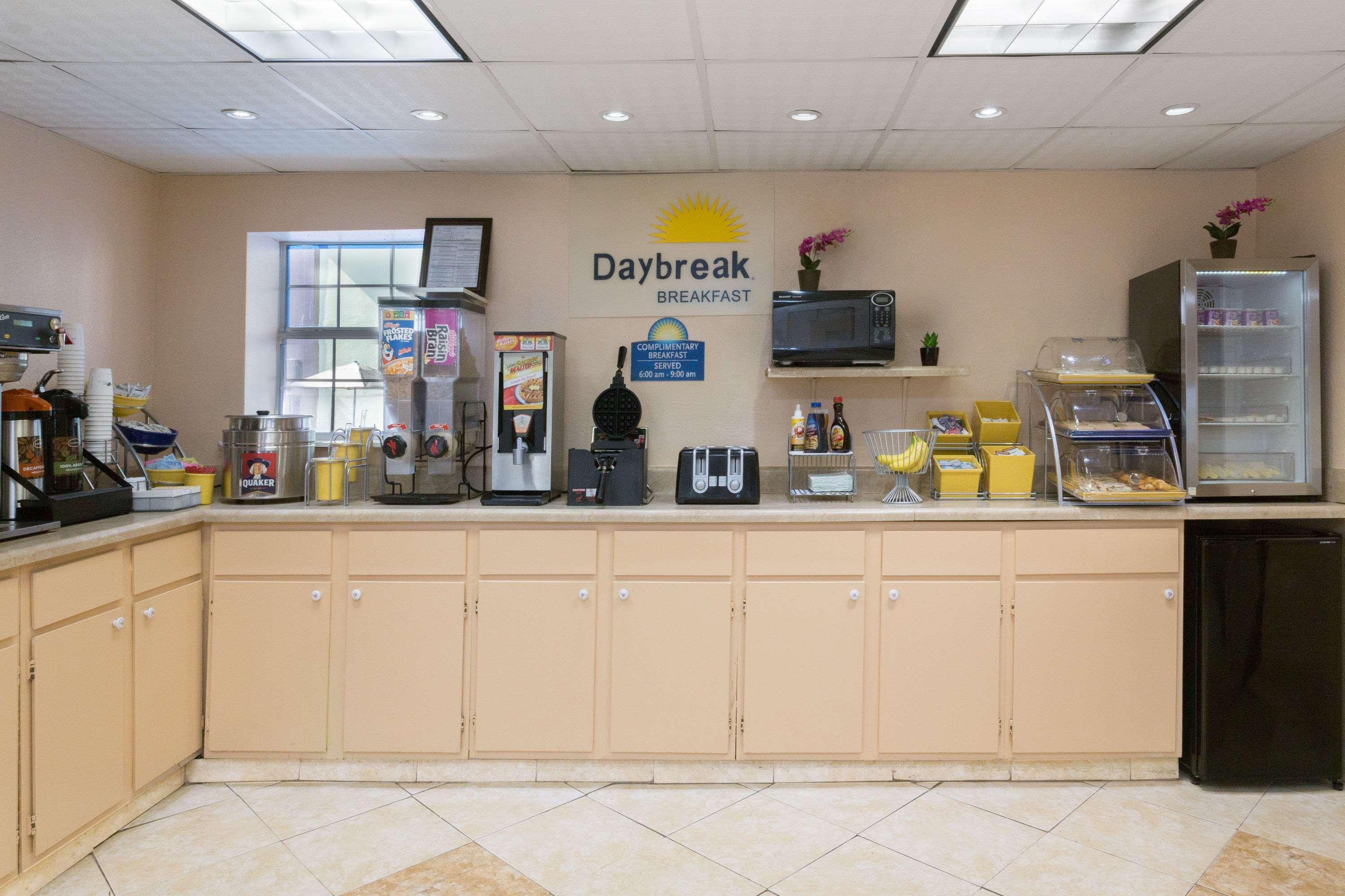 Days Inn By Wyndham ווייקרוס מראה חיצוני תמונה
