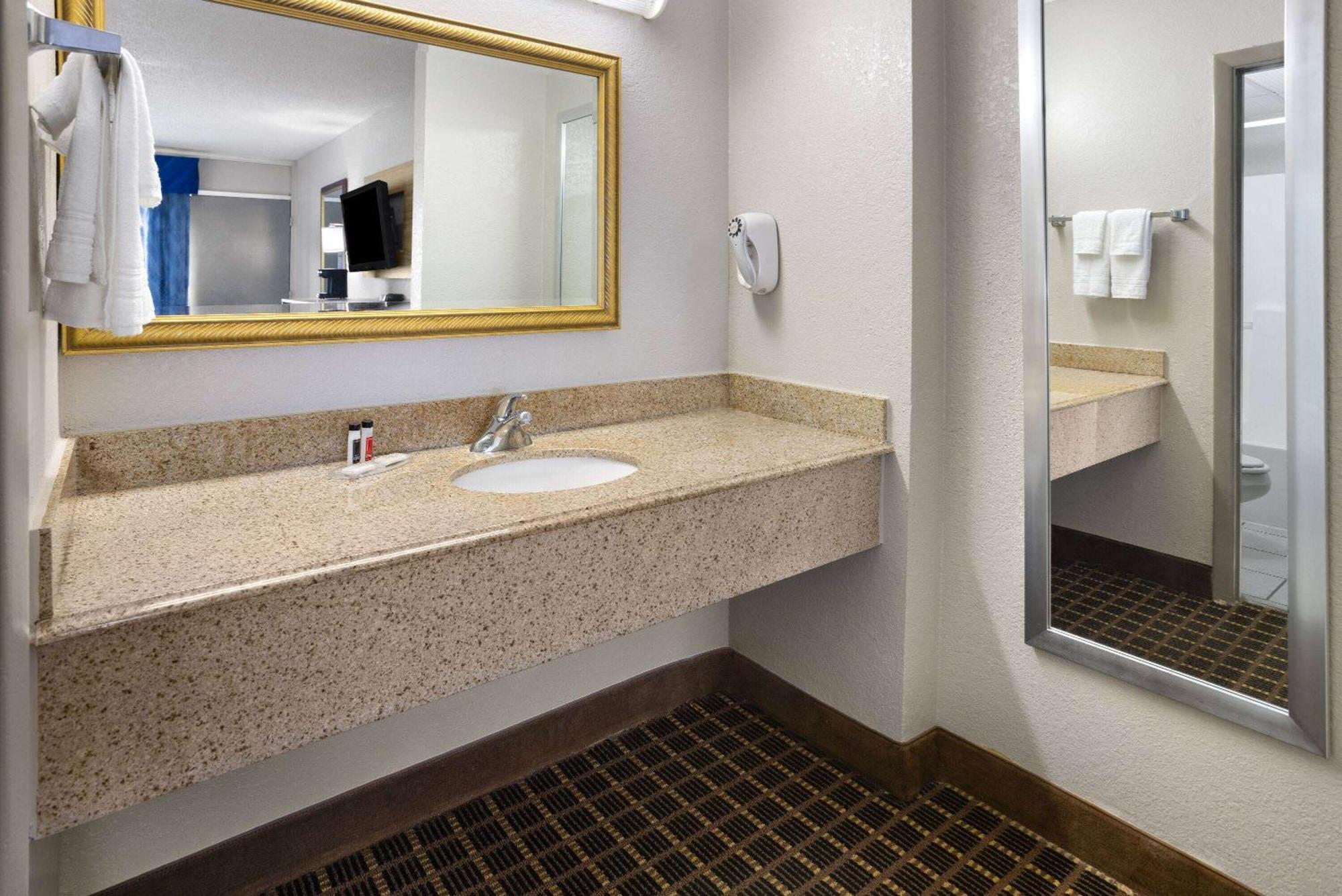 Days Inn By Wyndham ווייקרוס מראה חיצוני תמונה