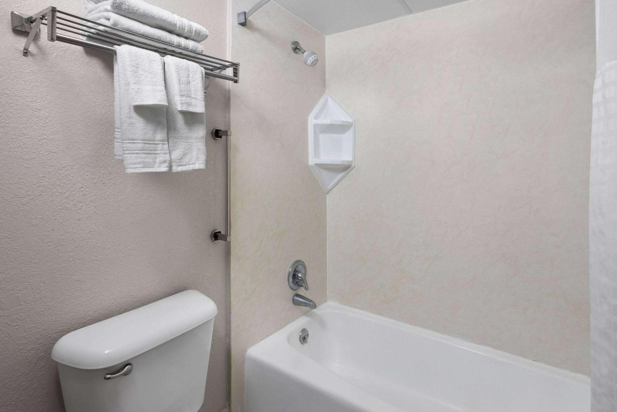 Days Inn By Wyndham ווייקרוס מראה חיצוני תמונה