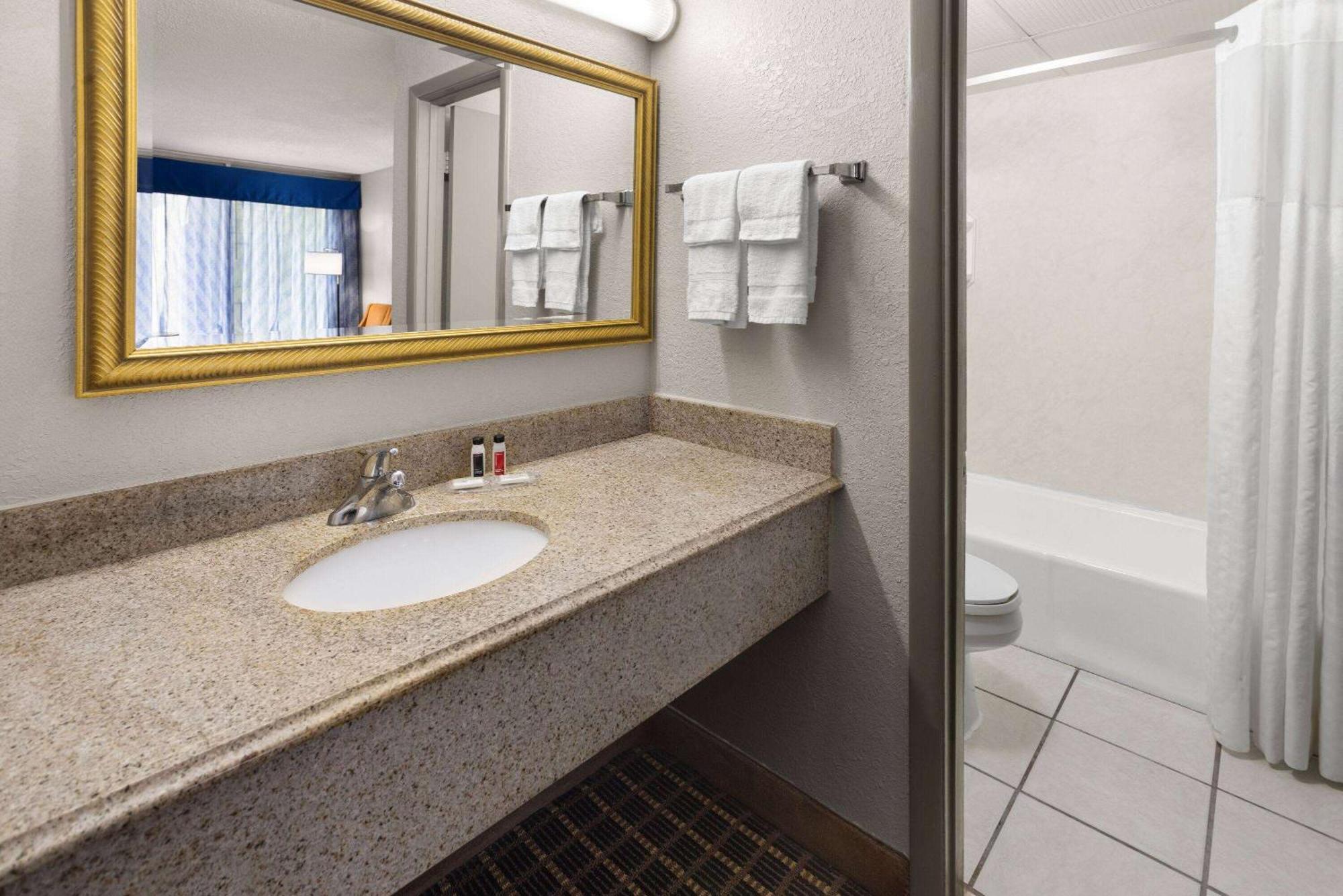 Days Inn By Wyndham ווייקרוס מראה חיצוני תמונה
