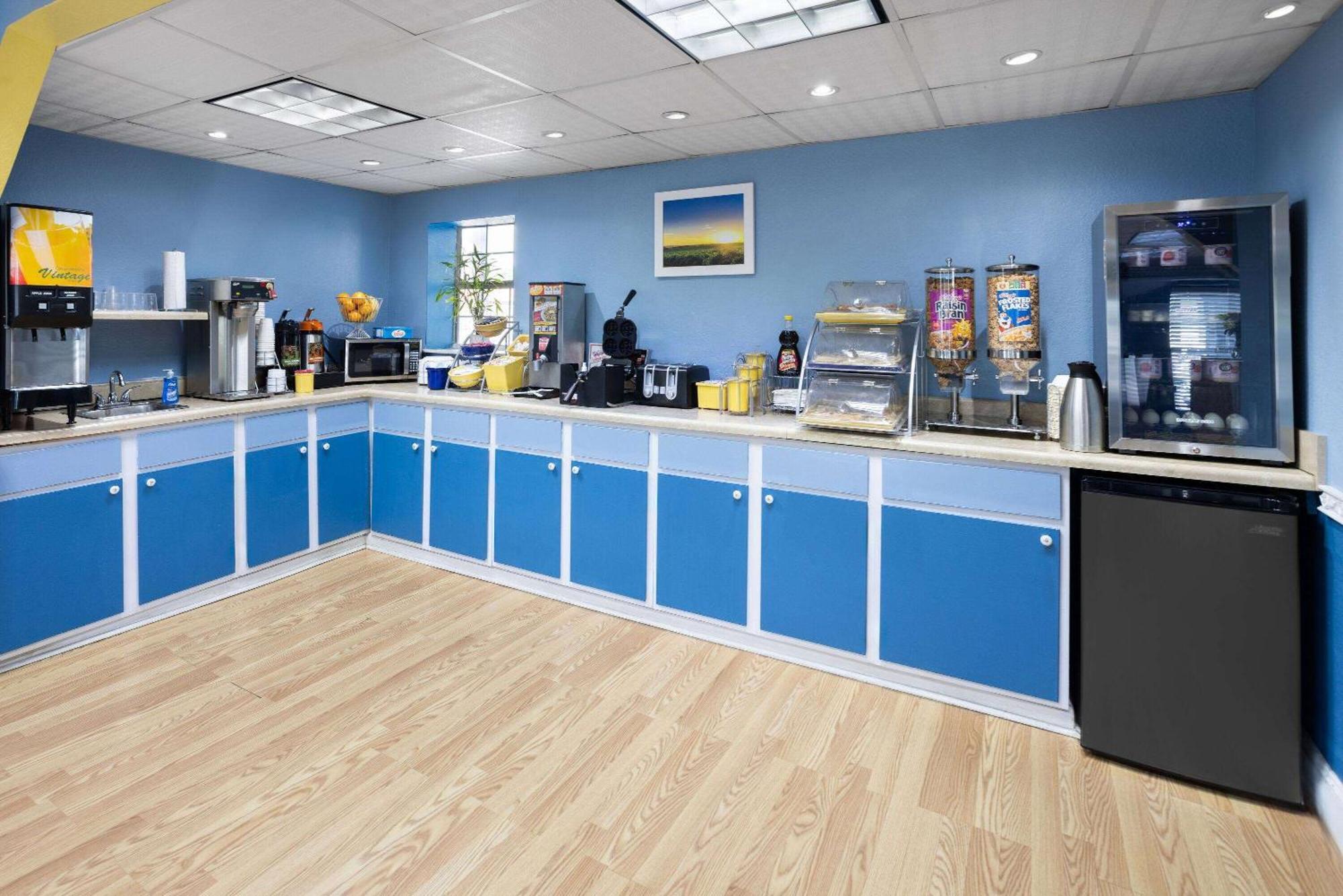 Days Inn By Wyndham ווייקרוס מראה חיצוני תמונה