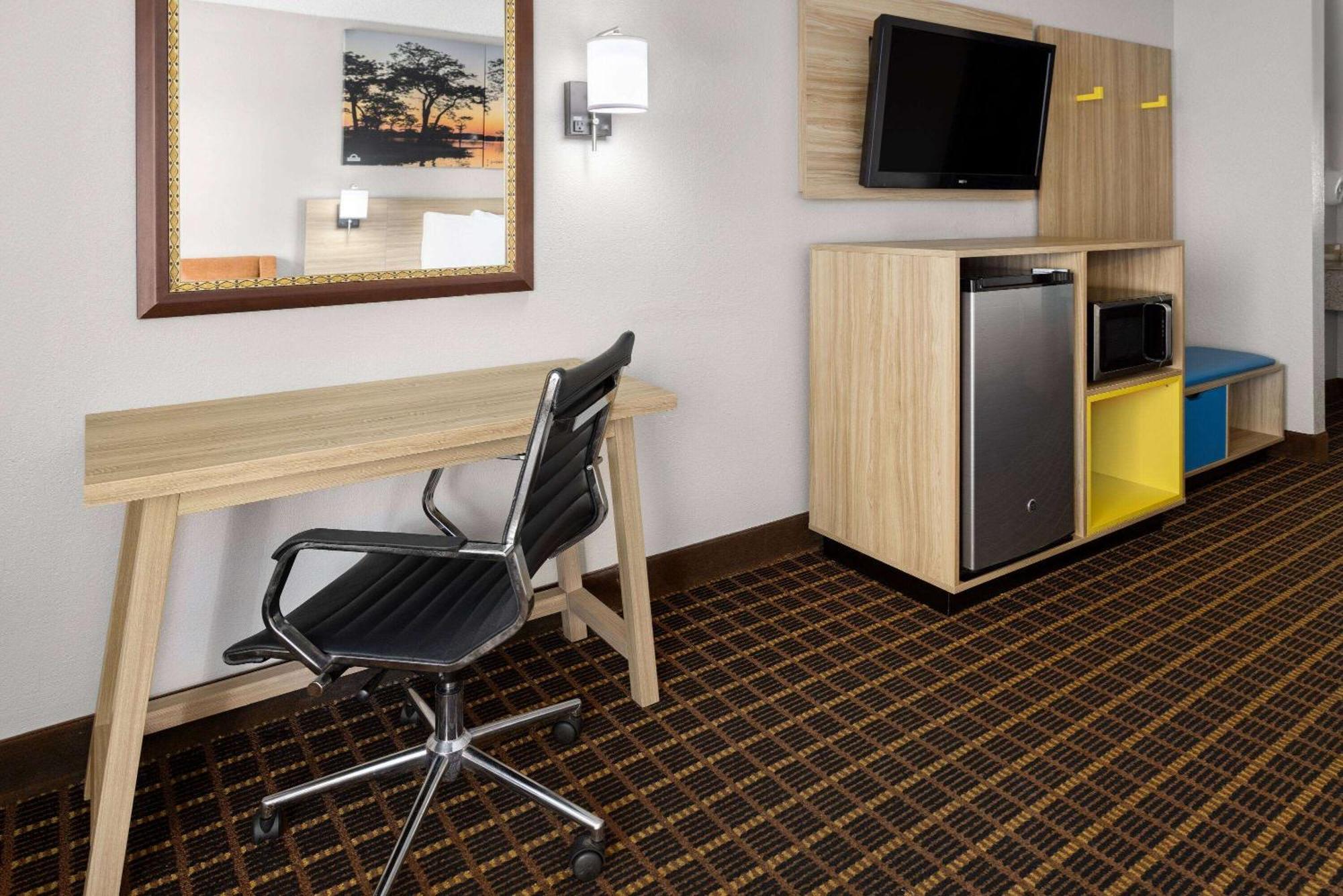 Days Inn By Wyndham ווייקרוס מראה חיצוני תמונה