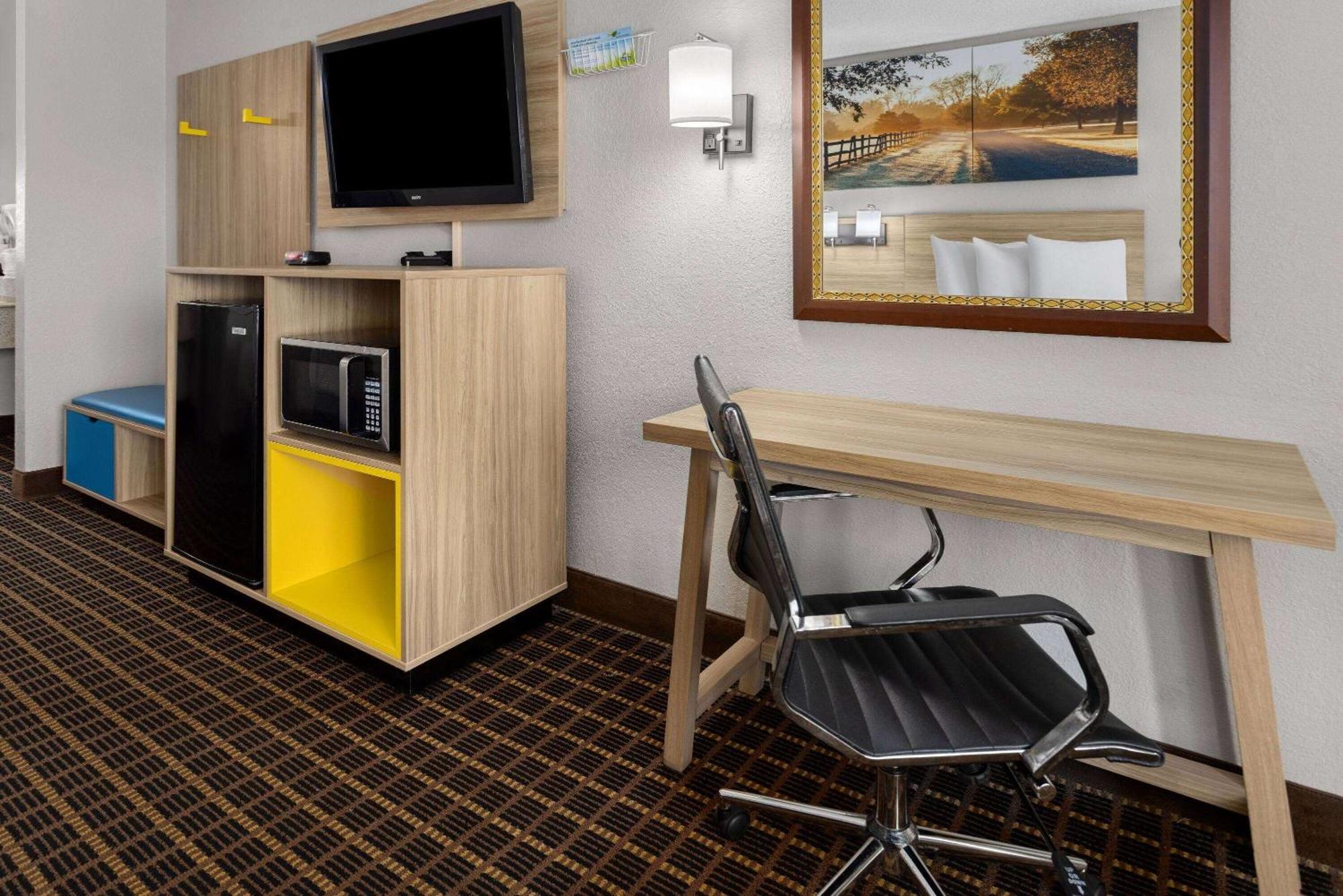 Days Inn By Wyndham ווייקרוס מראה חיצוני תמונה