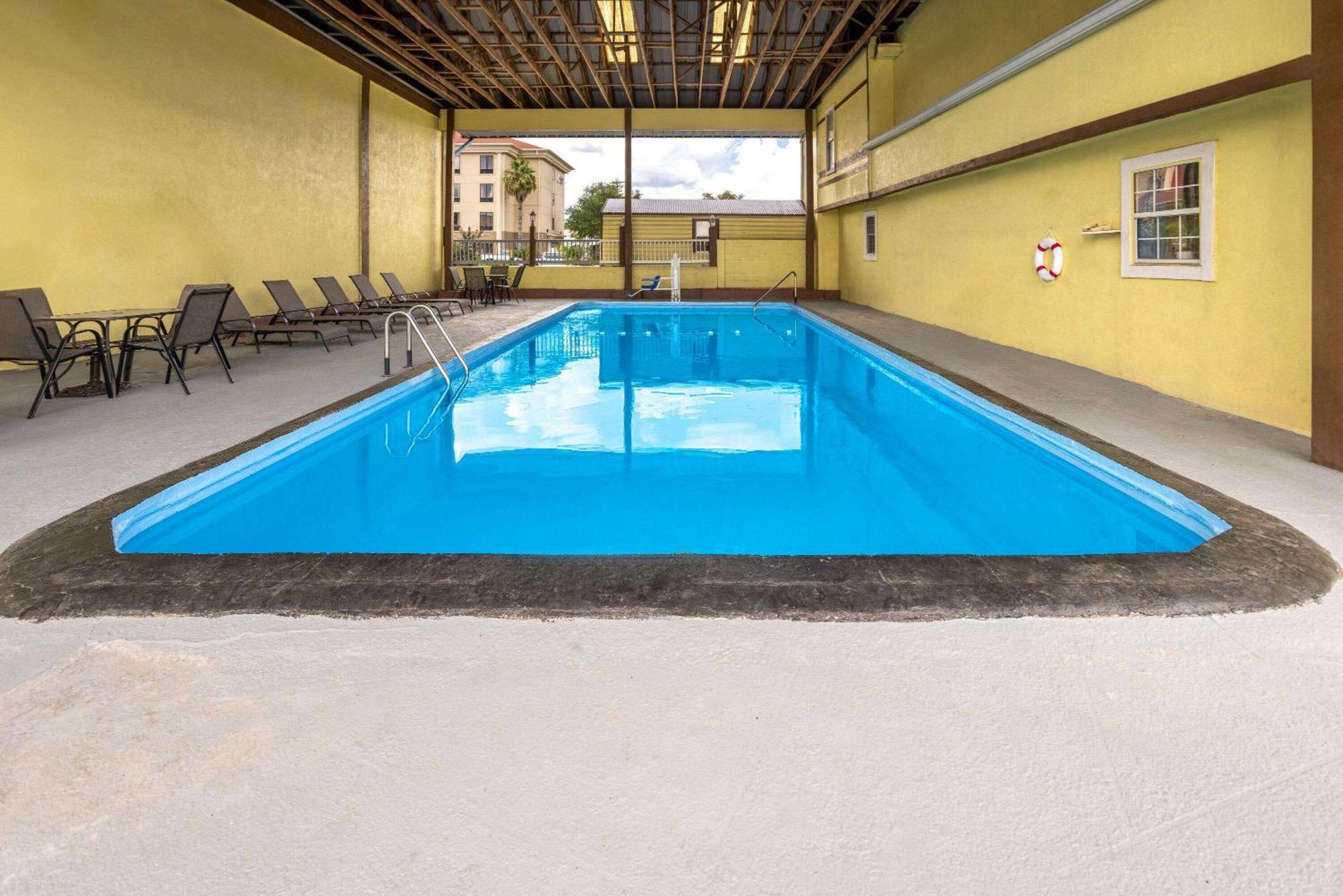 Days Inn By Wyndham ווייקרוס מראה חיצוני תמונה