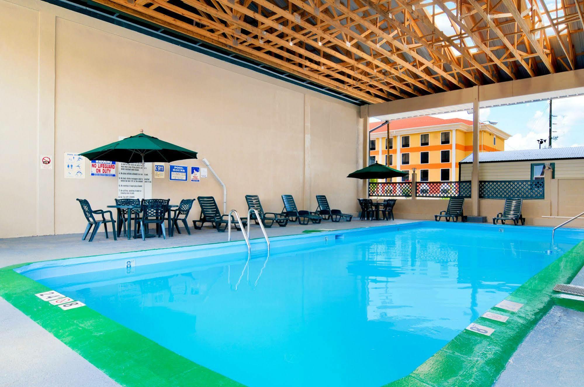 Days Inn By Wyndham ווייקרוס מראה חיצוני תמונה